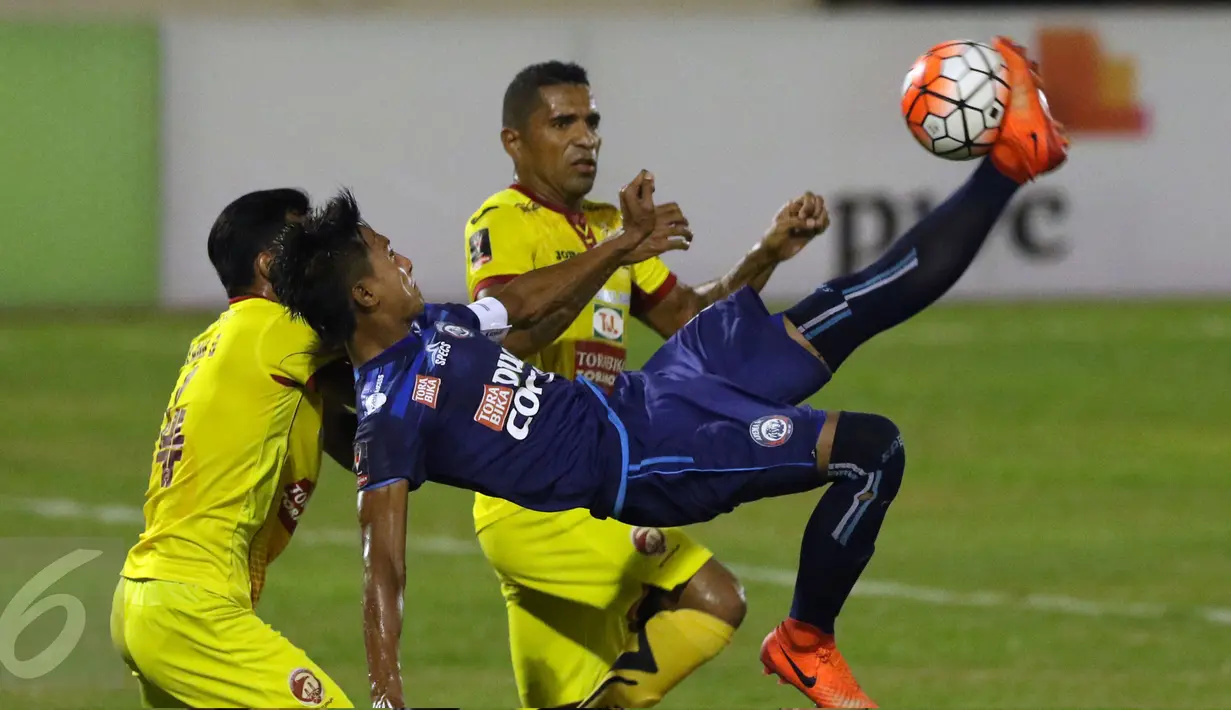 Kapten tim Arema FC, Johan Ahmat Farizi melakukan tendangan salto saat laga 8 besar Piala Presiden 2017 melawan Sriwijaya FC di Stadion Manahan, Solo, Minggu (26/2). Arema melaju ke semifinal setelah unggul 1-0. (Liputan6.com/Helmi Fithriansyah) 