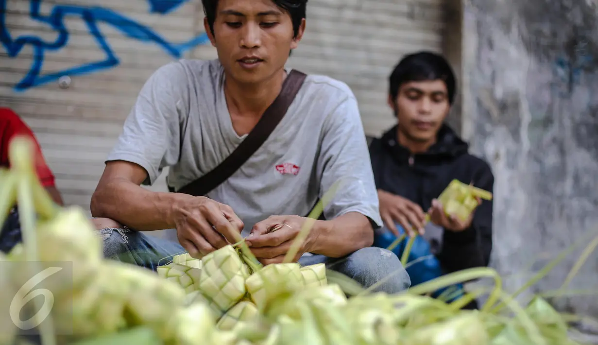 Seorang pedagang saat menata kulit ketupat dagangannya di sebuah pasar kawasan Ciracas, Jakarta, Kamis (16/7/2015). Menjelang Lebaran, warga mulai ramai membeli kulit ketupat. (Liputan6.com/Faizal Fanani)