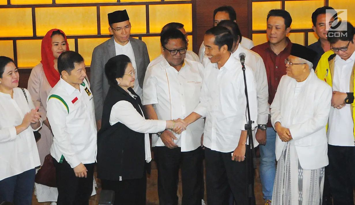 Capres 01 Joko Widodo bersalaman dengan Ketum PDIP Megawati Soekarnoputri saat konferensi pers di Jakarta, Rabu (17/4). Meskipun Jokowi-Ma'ruf unggul dalam hitungan cepat namun Jokowi meminta pendukungnya tetap menunggu penghitungan resmi KPU atas hasil perolehan suara Pilpres 2019. (Liputan6.com/An