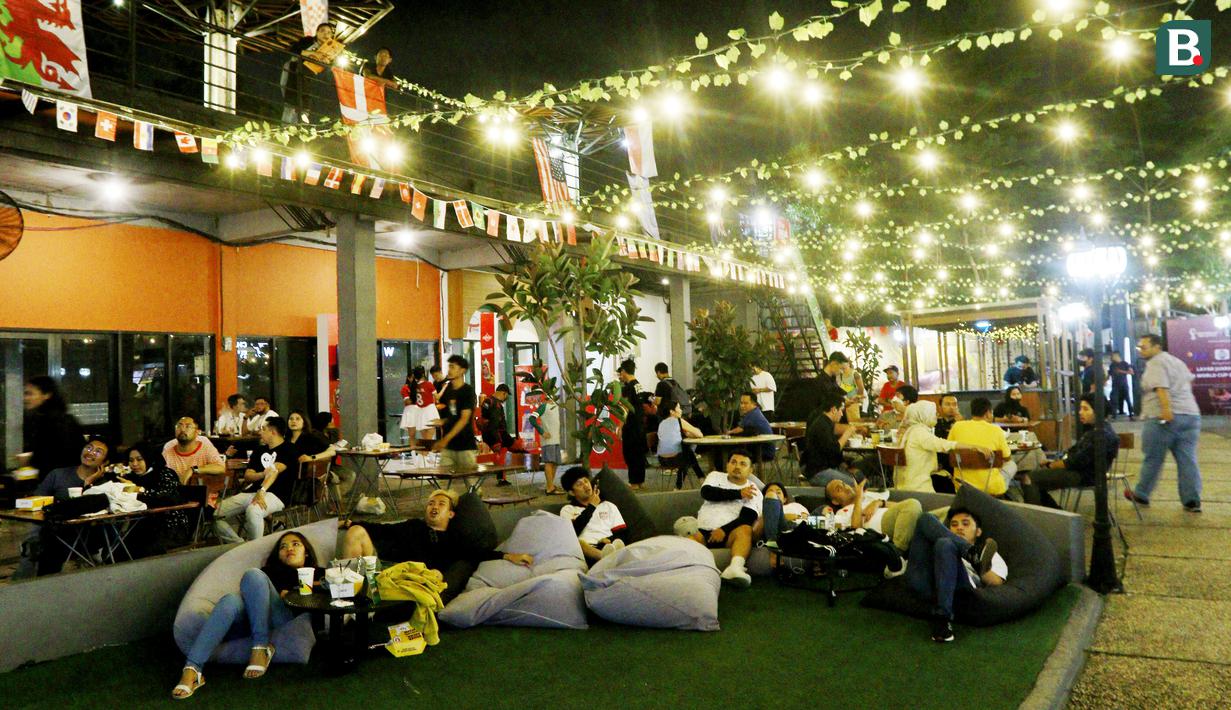 Sejumlah penonton tampak santai saat nobar Korea Selatan vs Portugal pada matchday terakhir fase Grup H di 15th Park, Kemang. Jakarta Selatan, Jumat (02/12/2022). (Bola.com/M iqbal Ichsan)