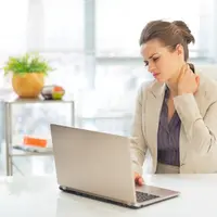 Ilustrasi leher belakang terasa berat/Copyright shutterstock/Alliance Images