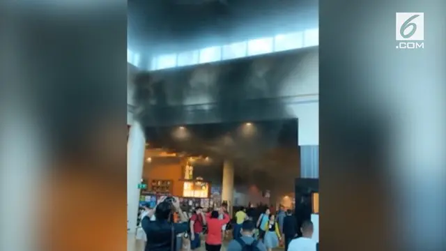 Terminal 3 Bandara Internasional Cancun, Meksiko terbakar. Penyebab kebakaran diduga karena adanya hubungan arus pendek.