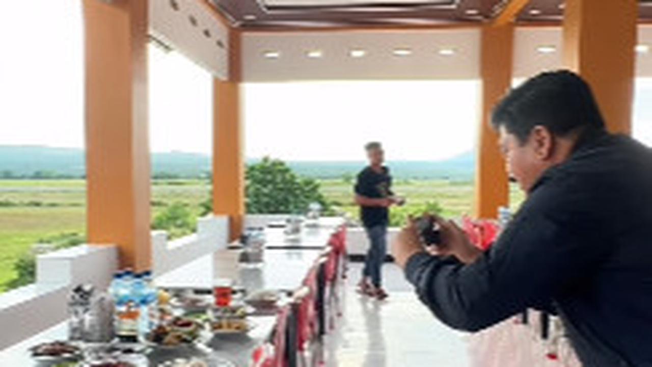 Kunjungi Aceh, Eks Panglima TNI Takjub View Tempat Makannya Indah Banget Sampai Sibuk Foto Makanan di Meja