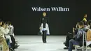 Selain itu, untuk menutup koleksinya, Wilsen Willim juga menghadirkan beberapa potong busana berbahan batik. [Foto: Document/FIMELA]