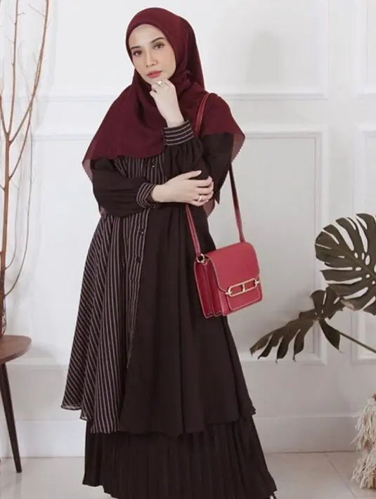 Perpaduan lipstik senada dengan warna tasnya membuat penampilan Zaskia Sungkar makin modis. Meski dalam balutan gamis santai Zaskia nampak anggun dan stylish. (Liputan6.com/IG/@zaskiasungkar15)