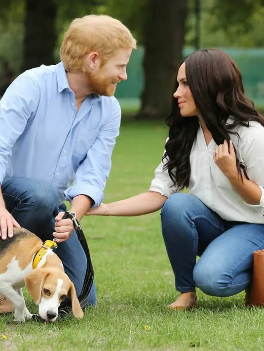 Dalam foto lain terlihat Meghan Markle dan Pangeran Harry berada di taman dengan anjing beagle. (PA Images/INSTARimages/E!)