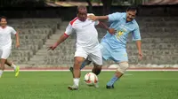 Ricky Yacobi (Arseto) berebut bola dengan Maman Suryaman (Warna Agung) pada laga persahabatan di Solo, Sabtu (18/11/2017). (Bola.com/Ronald Seger Prabowo)