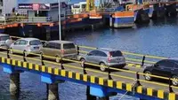 Antrean kendaraan yang hendak menyeberang ke Bali di Pelabuhan Ketapang Banyuwangi (Istimewa)