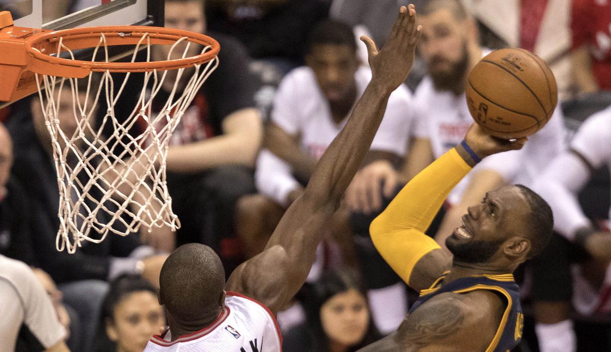 Pebasket Cleveland Cavaliers, LeBron James, berusaha memasukan bola saat melawan Toronto Raptors pada laga Gim 3 semifinal Wilayah Timur di Air Canada Centre, Jumat (5/5/2017). Cleveland Cavaliers menang 115-94. (AP/Fred Thornhill)