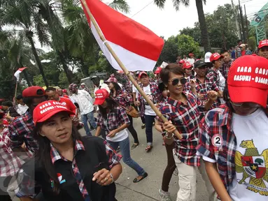 Massa pendukung Gubernur DKI Jakarta Basuki T Purnama berorasi saat sidang kasus dugaan penistaan agama di luar Gedung Kementerian Pertanian, Jakarta Selatan, Selasa (28/2). (Liputan6.com/Immanuel Antonius)