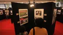 gunjung melihat foto-foto yang dipamerkan dalam pameran foto jurnalistik Indonesia Tangguh Indonesia Tumbuh, di Mal Central Park, Jakarta Barat, kamis (12/8/2021). Pameran foto mengambil tema Indonesia Tangguh, Indonesia Tumbuh. (Liputan6.com/Angga Yuniar)