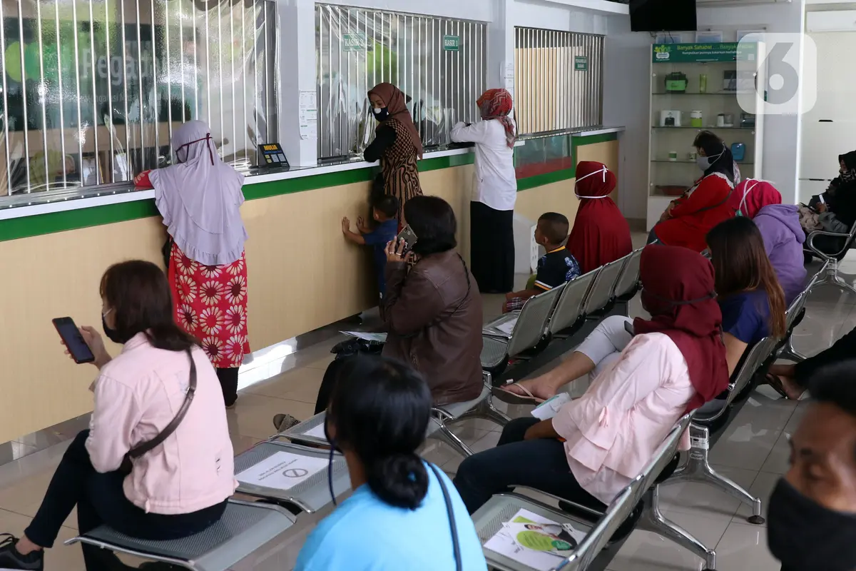 FOTO: Tahun Ajaran Baru, Pegadaian Ramai Diserbu Warga