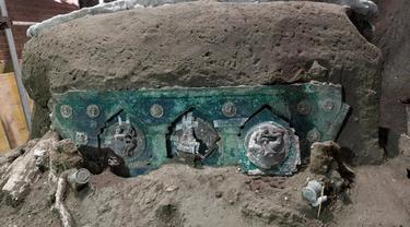 Sebuah kereta Romawi ditemukan dalam keadaan hampir utuh di dekat kota Pompeii yang terkubur di Italia. (Photo credit: POMPEI ARCHAEOLOGICAL PARK/AFP/File)