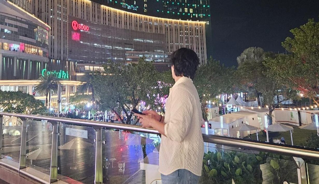<p>Sang aktor tampak menikmati hidupnya suasana malam di Jakarta. Di media sosial, tak sedikit warganet yang mengabadikan momen pertemuannya dengan Ahn Bo Hyun secara tidak sengaja. (Foto: Instagram/ bohyunahn)</p>