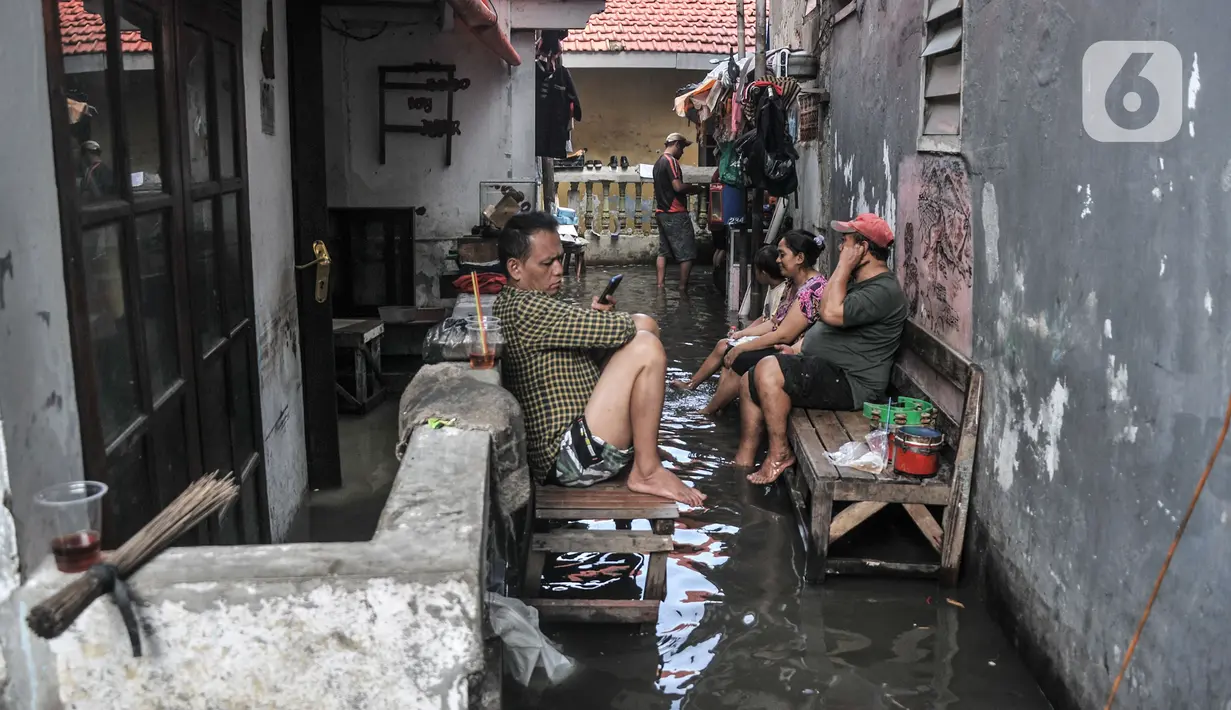 Aktivitas warga saat banjir rob merendam permukiman di RW 08, Lodan, Kelurahan Ancol, Pademangan, Jakarta, Senin (6/12/2021). BMKG mengimbau warga agar tetap waspada dengan kemungkinan terjadinya banjir rob selama sepekan ke depan. (merdeka.com/Iqbal S Nugroho)