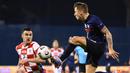 Bek Prancis, Lucas Digne, berusaha mengontrol bola saat menghadapi Kroasia pada laga lanjutan UEFA Nations League 2020/2021 di Maksimir Stadium, Kamis (15/10/2020) dini hari WIB. Prancis menang 2-1 atas Kroasia. (AFP/Franck Fife)