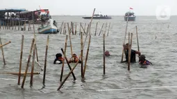 Hari ini, Rabu (22/1/2024), lebih dari 3.000 personel gabungan bersama nelayan setempat secara serentak membongkar pagar laut. (Magang/Liputan6.com/Muhammad Rizal)