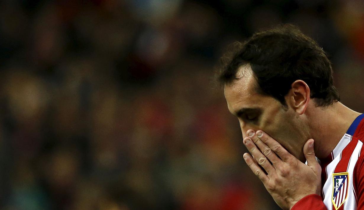 Pemain Atletico Madrid, Diego Godin menutup wajahnya setelah gagal memanfaatkan peluang mencetak gol pada lanjutan La Liga di Vicente Calderon, Madrid, Rabu (2/3/2016) dini hari WIB. (REUTERS/Juan Medina)