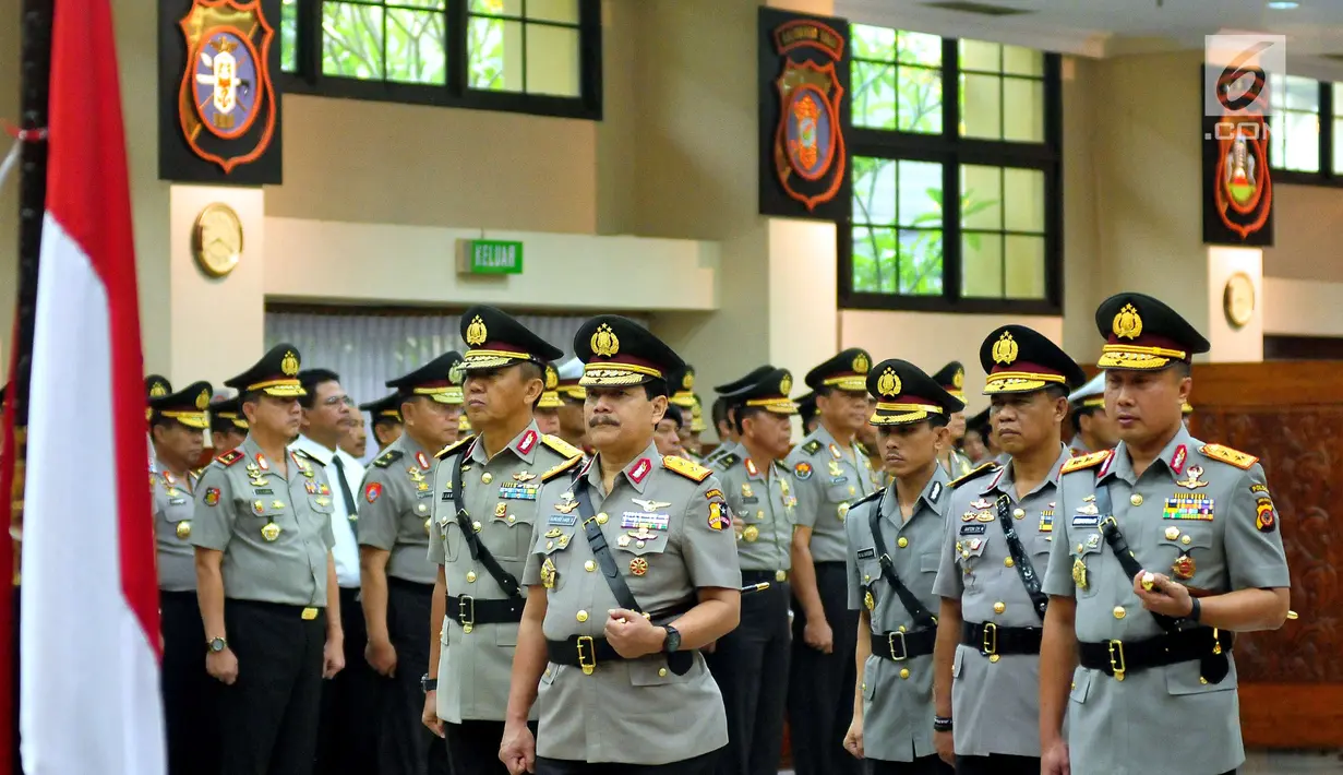 Irjen Suroso Hadi Siswoyo (tengah) mengikuti upacara pelantikan dan serah terima Jabatan di Gedung Rupatama Mabes Polri, Jakarta, Selasa (5/9). Kini, Suroso menjabat Kapolda Lampung menggantikan Irjen Pol Sudjarno. (Liputan6.com/Helmi Afandi)