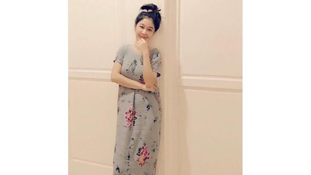 Ibu satu anak ini tak segan mengenakan daster dan wajah tanpa makeup di kesehariannya.