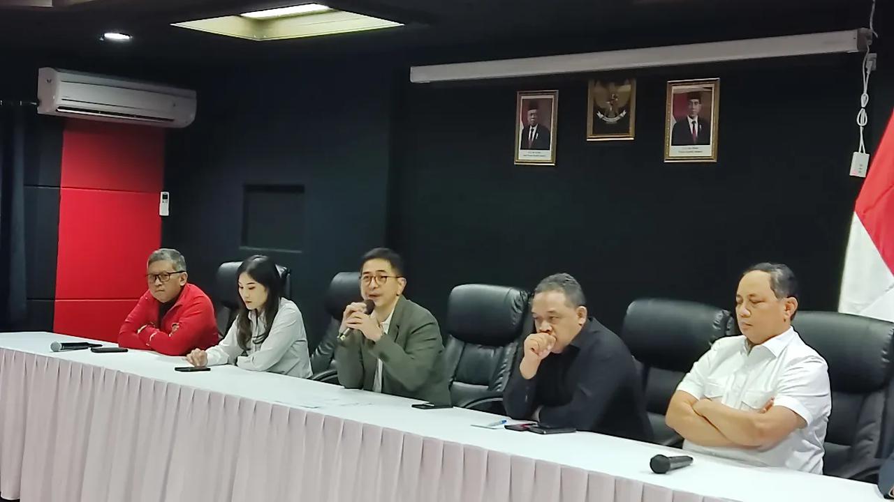 Soal restu Jokowi dengan kehadiran Andi Widjajanto, Hasto mengatakan, Arsjad Rasjid pun merupakan restu mantan gubernur DKI Jakarta itu.<br>