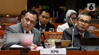 Ketua KPK Firli Bahuri (kiri) bersama Wakil Ketua KPK Alexander Marwata saat Rapat Dengar Pendapat (RDP) dengan Komisi III DPR di Kompleks Parlemen, Jakarta, Senin (27/1/2020). RDP membahas rencana kinerja KPK tahun 2020 serta tugas Dewan Pengawas. (Liputan6.com/Johan Tallo)