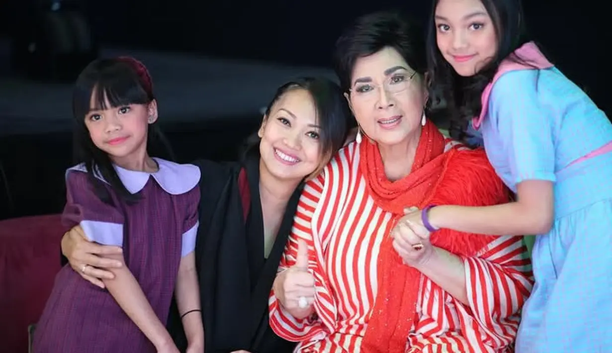 Nola juga mengunggah potret bersama kedua anaknya saat berfoto dengan Titiek Puspa yang mengenakan baju merah. Terlihat Naura pun masih kecil mengenakan dress baby blue, dan Nola tampil dengan baju hitam. [@riafinola]