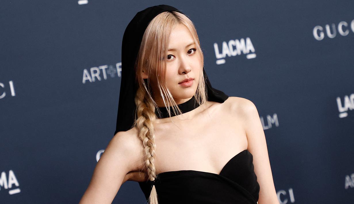 Rose Blackcpink saat menghadiri LACMA Art+Film Gala di Los Angeles County Museum of Art, Los Angeles, California, Amerika Serikat, 5 November 2022. Rose memikat hati para penggemar dalam balutan gaun Saint Laurent berwarna hitam yang anggun nan seksi. (Michael Tran/AFP)