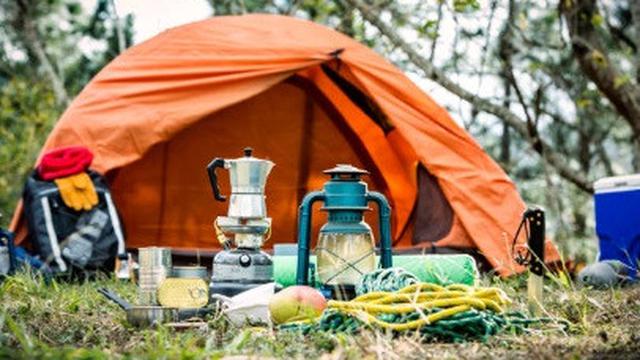 ilustrasi berkemah.
