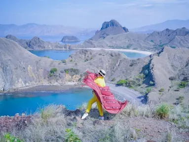 Berlibur ke Labuan Bajo, Syahrini pun menjadikan Pulau Padar sebagai salah satu destinasi wajib. Nampak pemandangan indah pulau padar menjadi background foto bagi pelantun tembang Kau Yang Memilih Aku. (Liputan6.com/IG/princessyahrini)