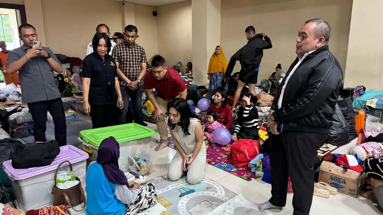Peduli Sesama, Cahaya Manthovani Salurkan Bantuan ke Pengungsi Banjir Pengadegan