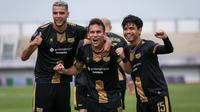 Laga debut Egy Maulana Vikri bareng Dewa United dalam lanjutan BRI Liga 1 2022/2023 menghadapi Madura United, Kamis (2/2/2023) di Indomilk Arena, Tangerang, langsung berbuah gol. Namun gol yang dicetak Egy pada menit ke-17 tersebut hanya menghasilkan satu poin bagi Dewa United. Madura United mampu menyamakan skor 1-1 pada menit ke-41 melalui pemain andalannya Hugo Gomez Jaja. Skor 1-1 bertahan hingga laga usai. (Bola.com/Bagaskara Lazuardi)