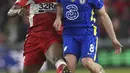 Bek Middlesbrough, Anfernee Dijksteel berusaha merebut bola dari gelandang Chelsea, Mateo Kovacic selama pertandingan perempat final Piala FA di Stadion Riverside, di Middlesbrough, Inggris, Minggu (20/3/2022). Chelsea menang atas Middlesbroug  2-0. (AP Photo/Jon Super)