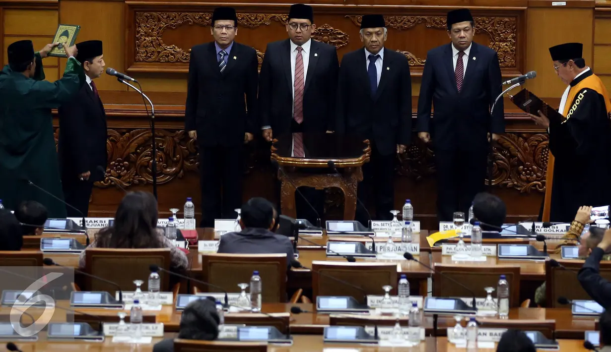 Setya Novanto saat di sumpah untuk menjadi ketua DPR di Gedung DPR, Kompleks Parlemen, senayan, Jakarta, Rabu (30/11). Setya Novanto kembali di lantik menjadi Ketua DPR menggantikan Ade Komarudin. (Liputan6.com/Johan Tallo)