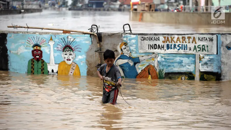 Debit Kali Ciliwung Tinggi, Jalan Jatinegara Tergenang Banjir