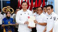 Menko Bidang Infrastruktur dan Pembangunan Kewilayahan, Agus Harimurti Yudhoyono (AHY), menyerahkan sertifikat hak atas tanah kepada warga di Terminal Penumpang Pelabuhan Donggala, Kabupaten Donggala, Sulawesi Tengah. (Foto: Istimewa)