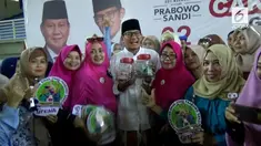 Sandiaga Uno mendapat kejutan dari emak-emak saat berkunjung ke kota Gresik Jawa Timur hari Senin (3/12).