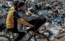 FOTO: Potret Memprihatinkan Kondisi Tumpukan Sampah di Jalur Gaza yang Semakin Menggunung dan Mengancam Kesehatan Para Pengungsi