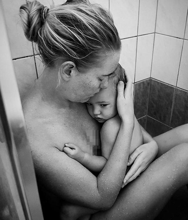 Kelli saat memeluk buah hati yang sakit | Photo: Copyright mirror.co.uk