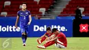 Pemain timnas Indonesia U-23, Ahmad Nufiandani dan Syaiful Indra Cahya terduduk usai dikalahkan Thailand dalam semifinal sepak bola SEA Games ke-28 di National Stadium Singapore, Sabtu (13/6/2015). Indonesia kalah 0-5. (Liputan6.com/Helmi Fithriansyah)