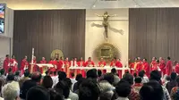 Gereja Katolik Kalvari Lubang Buaya akhirnya diresmikan pada Sabtu 14 September 2024 usai penantiannya selama 33 tahun dipimpin oleh Uskup Agung Jakarta Kardinal Ignasius Suharyo dan didampingi oleh 25 pastor. (Liputan6.com/Benedikta Miranti T.V)