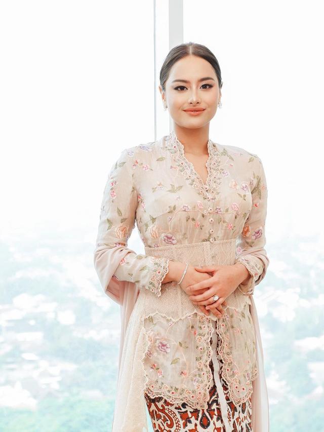 Adu Gaya Ningrat Couple dari Maudy Ayunda-Jesse Choi dan Amanda Khairunnisa-Tavan Dutton, Kenakan Kebaya dan Wastra