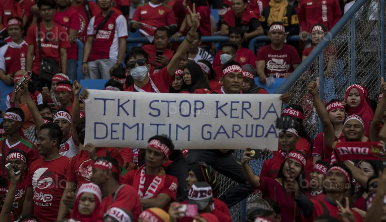 2. Meski bermain di jam kerja tidak mengurangi antusias para suporter untuk mendukung Timnas Indonesia yang bertarung melawan Kamboja. (Bola.com/Vitalis Yogi Trisna)