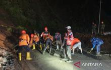 Dua Alat Berat Dikerahkan Bersihkan Material Longsor Rinjani Lombok Timur