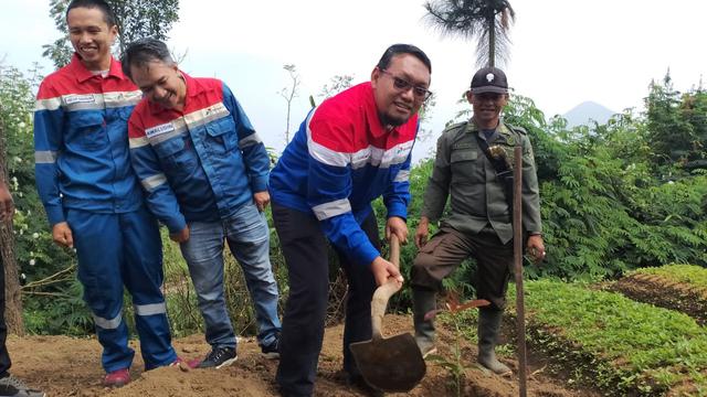 General manager PGE Area Karaha Yanuaris Dwi C saat melakukan penanaman tanaman MPTS menggunakan pupuk combine di blok Talaga Bodas, Garut, beberapa waktu lalu. (Liputan6.com/Jayadi Supriadin)
