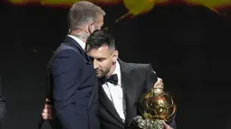 Pemenang Ballon d'Or 2023 diumumkan oleh eks bintang Real Madrid yang kini menjadi pemilik Inter Miami, David Beckham. (AP Photo/Michel Euler)
