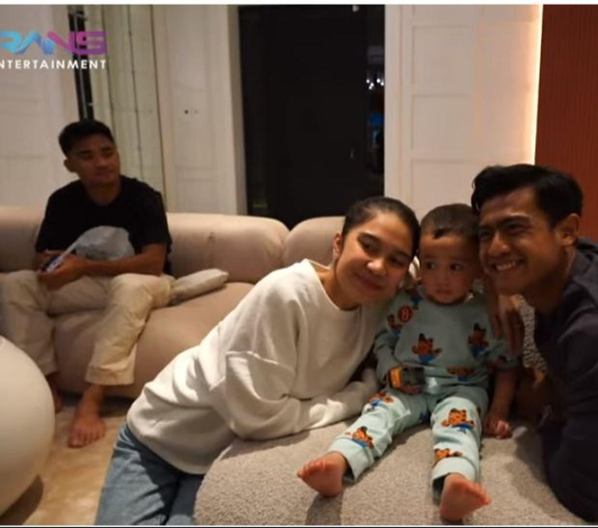 Tak berselang lama Asnawi muncul dengan mengenakan kaos hitam. Nagita kembali menggoda Fuji.<br><br>"Istigfar Fujianti," kata Nagita.