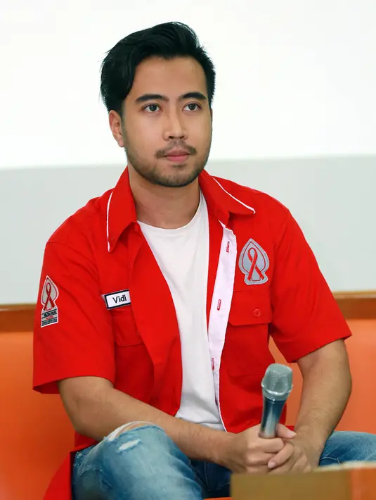 "Ya tahun lalu bersyukur udah lulus S2. Sekarang lagi mau lanjutin lagi ke S3 tapi beda universitas," ucap Vidi Aldiano ditemui kawasan Bulungan, Jakarta Selatan, Kamis (4/8/2016). (Deki Prayoga/Bintang.com)