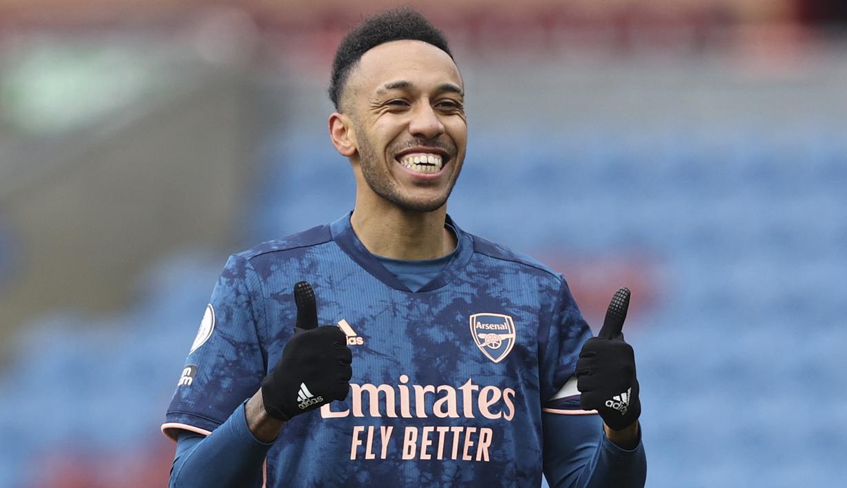 Pierre-Emerick Aubameyang. Striker asal Gabon berusia 32 tahun ini telah memperkuat Arsenal sejak pertengahan musim 2017/2018. Ia telah memperkuat The Gunners dalam 148 laga dengan mencetak 85 gol dan 19 assist. Bersama Gabon mengoleksi 66 caps dan mencetak 27 gol. (Foto: AFP/Adrian Dennis)