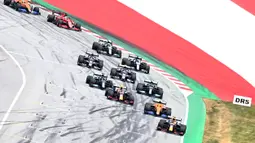 Mengawali balapan di pole pertama, Verstappen melesat cepat di depan hingga unggul 25,1 detik dari posisi kedua yang ditempati oleh Lando Norris lalu disusul oleh Sergio Perez di urutan ketiga. (Foto: AFP/Joe Klamar)